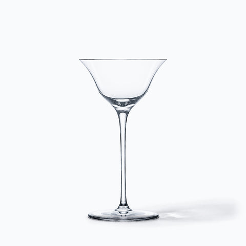 Verre à martini Pavillon seul sur fond blanc, ombre portée