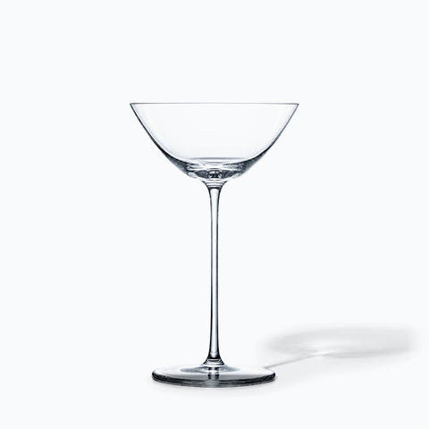 Verre à martini évasé Crescendo seul sur fond blanc avec son ombre portée