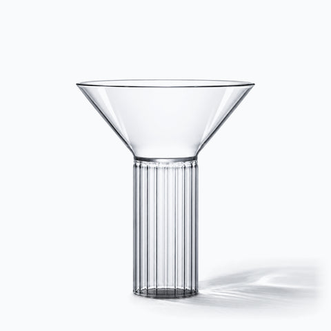 Le verre à martini sans pied Cabochon seul sur fond blanc, avec son ombre portée