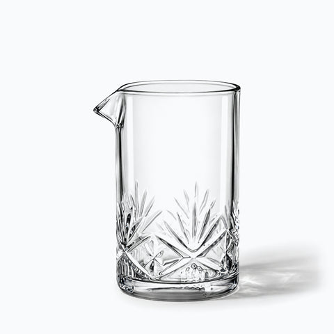 Verre à Mélange Cocktail, avec son ombre portée, sur fond blanc