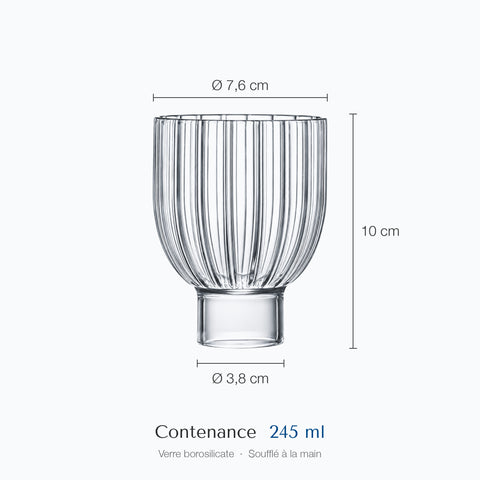 Verre à pied bas Melon coté sur fond blanc, hauteur 10 cm, diamètre 7,6 cm en haut et 3,8 cm à la base, contenance 24,5 cl