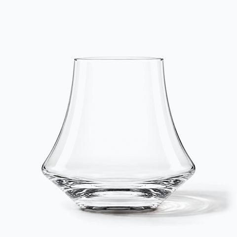 Verre à Rhum Design, avec son ombre portée, sur fond blanc