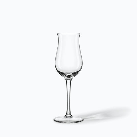 Verre à Rhum Vieux, avec son ombre portée, sur fond blanc
