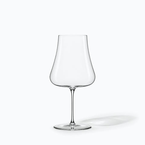 Verre à vin Nef en cristal, grand calice tulipe sur tige élancée, seul sur fond blanc avec ombre portée