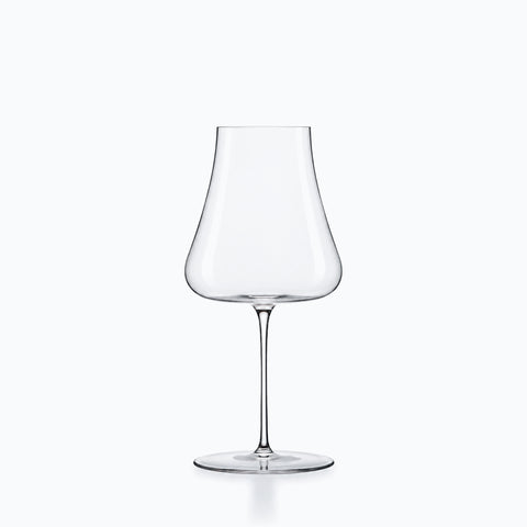 Verre à vin artisanal en cristal transparent, calice tulipe et tige élancée, fond clair