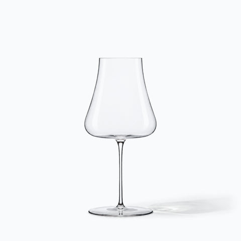 Verre à vin Nef en cristal soufflé bouche, calice tulipe sur tige fine, seul sur fond blanc, ombre portée