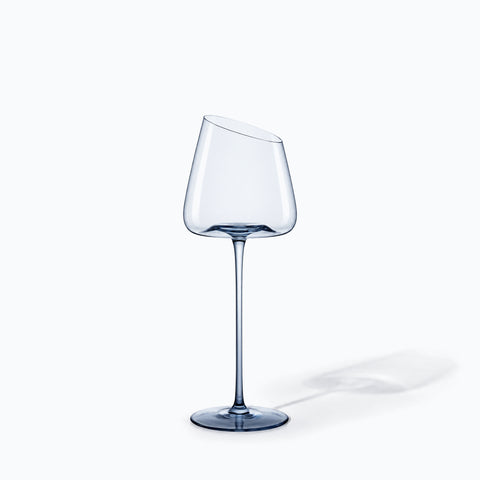Verre à Vin Bleu, avec son ombre portée, sur fond blanc