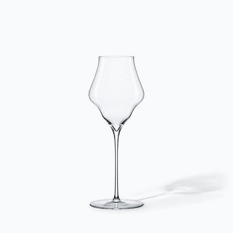 Verre à vin Mât en cristal seul sur fond blanc, avec son ombre portée
