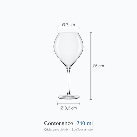 Dimensions du verre à vin Mandorle : 25 cm de haut, 7 cm de diamètre au buvant, 8,3 cm au pied, contenance 74 cl