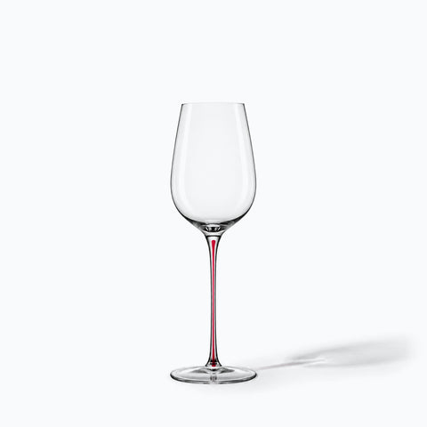 Le verre à vin Vocalise seul sur fond blanc, ombre portée