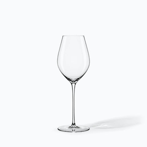 Verre à vin Sépale en cristal, calice tulipe et tige longue, seul sur fond blanc avec ombre portée