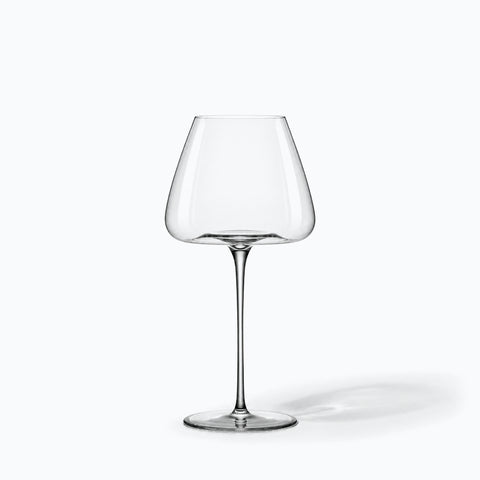 Verre à vin Flèche seul sur fond blanc avec son ombre portée