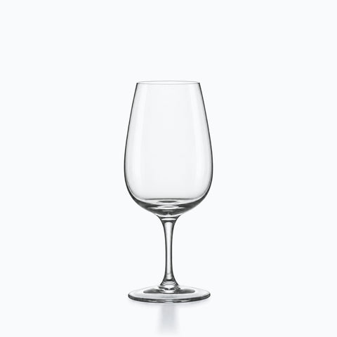 Verre à vin INAO transparent à pied fin, coupe ovoïde lisse, sur fond clair