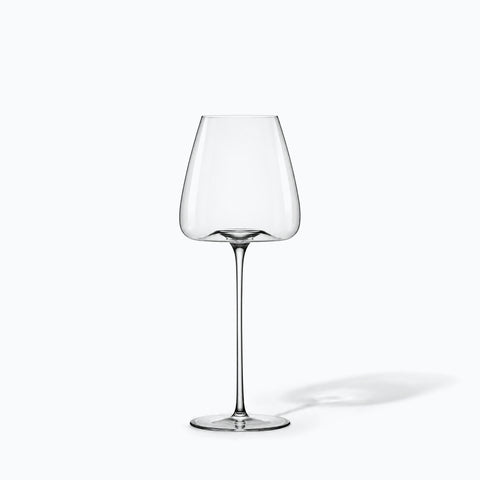 Le verre à vin Soprano posé seul sur fond blanc, ombre portée