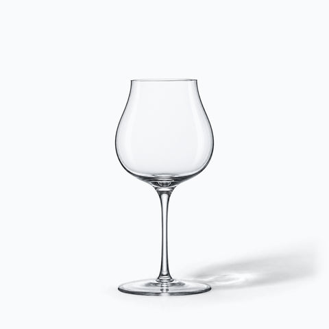 Le verre à vin Cheminée seul sur fond blanc, ombre portée