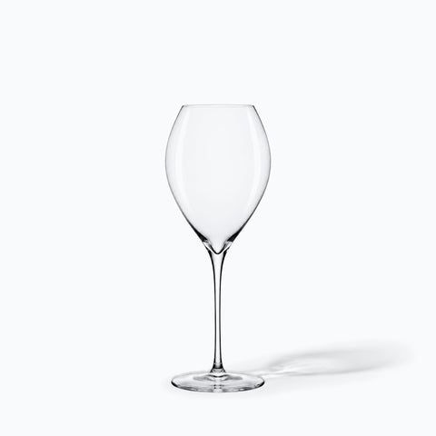 Le verre à vin de dégustation Étrave seul sur fond blanc, avec son ombre portée