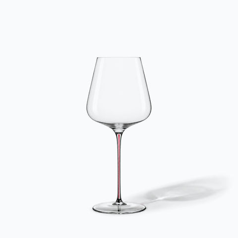 Le verre à vin Pigment seul sur fond blanc, ombre portée