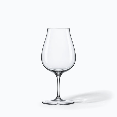 Verre à vin tulipe Nocturne seul sur fond blanc avec ombre portée