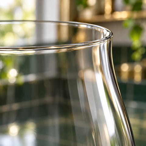 Gros plan à contre-jour sur le buvant fin et le haut de la paraison du verre à vin tulipe Nocturne, fond blanc