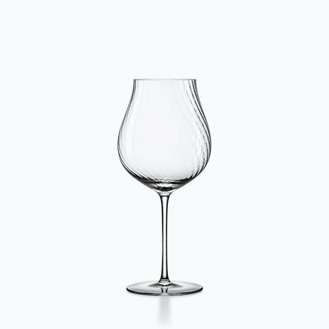 Verre à vin tulipe en cristal, calice torsadé et tige haute, sur fond clair