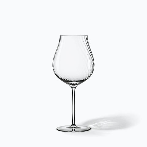 Le verre à vin tulipe Hélice seul sur fond blanc, avec son ombre portée