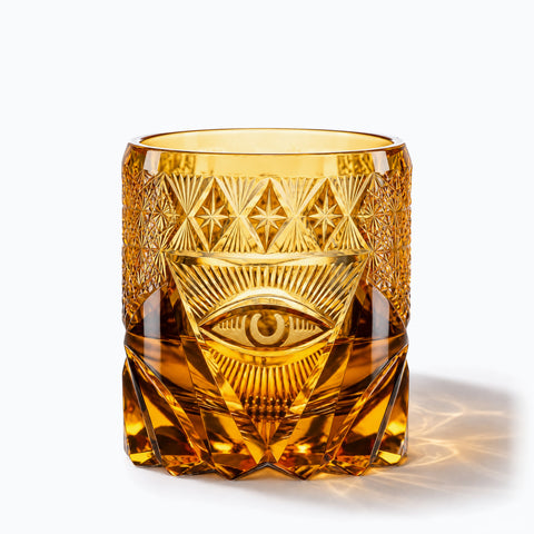 Verre à Whisky Ambré Edo Kiriko · Nazar, avec son ombre portée, sur fond blanc