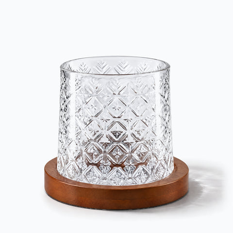Verre à Whisky avec Socle, avec son ombre portée, sur fond blanc