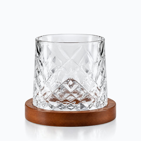 Verre à Whisky avec Socle, modèle cisel, sur fond blanc