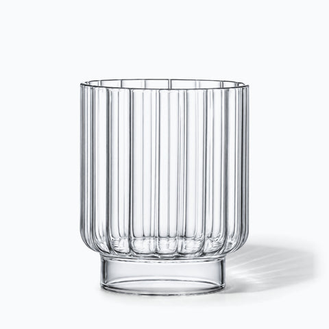 Verre à whisky Ionique seul sur fond blanc, ombre portée de studio