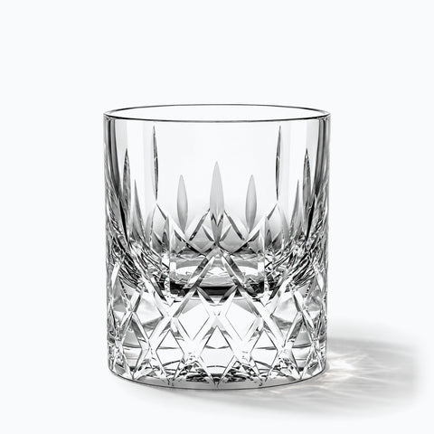 Verre Whisky Cristal Gravé Ancien, avec son ombre portée, sur fond blanc