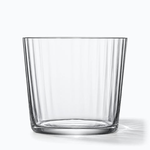 Verre à whisky Faisceau à cannelures verticales, seul sur fond blanc avec ombre portée