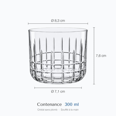 Verre à whisky Claustra coté sur fond clair, hauteur 7,6 cm, diamètre du haut 8,3 cm, de la base 7,1 cm, contenance 30 cl