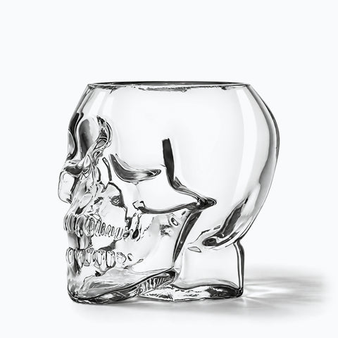 Verre à Whisky Tête de Mort, avec son ombre portée, sur fond blanc