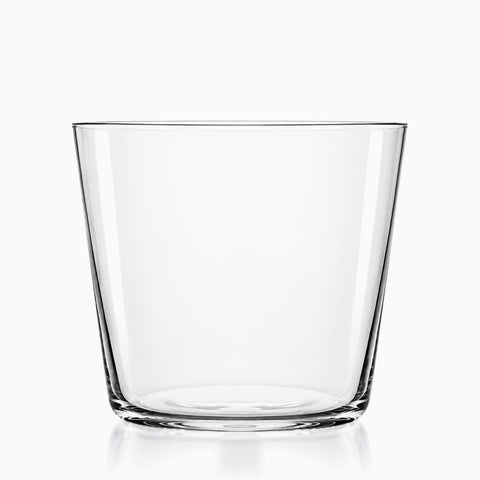 Verre à whisky ultra fin en cristal, gobelet bas tronconique transparent, vu de face sur fond clair