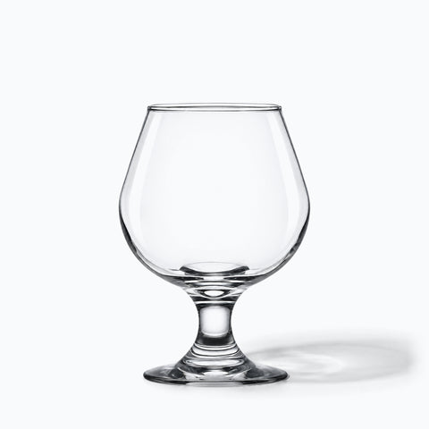 Verre Ballon Cognac, avec son ombre portée, sur fond blanc