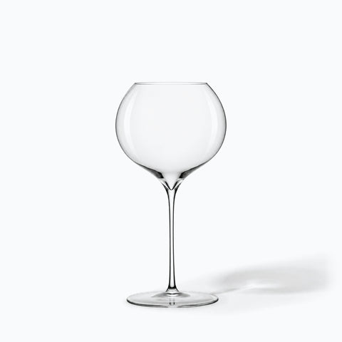 Verre à vin Madrigal en cristal seul sur fond blanc, ombre portée
