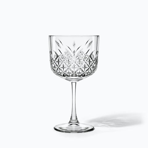 Verre Cocktail Ciselé, avec son ombre portée, sur fond blanc