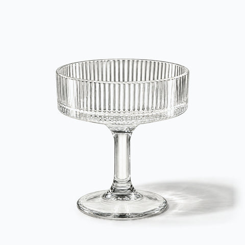 Verre Cocktail Coupe Plate, avec son ombre portée, sur fond blanc
