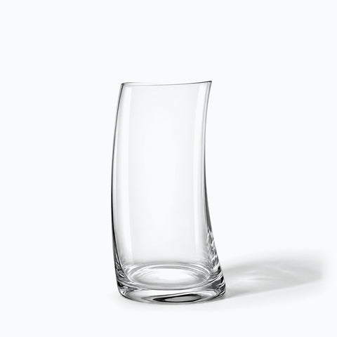 Verre Cocktail Courbé, avec son ombre portée, sur fond blanc
