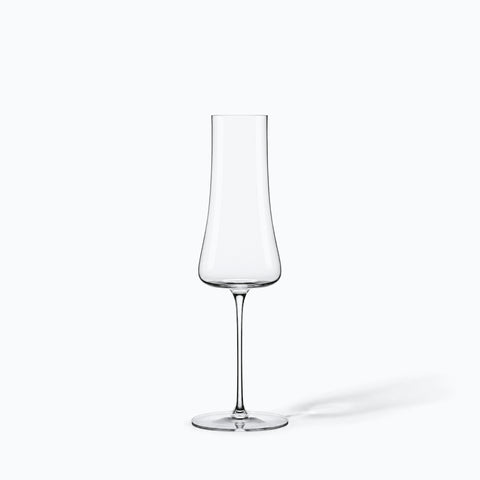 Flûte à champagne Bleuet seule sur fond blanc, ombre portée