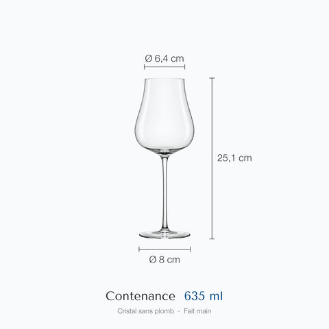 Verre en forme de tulipe Peuplier coté : hauteur 25,1 cm, diamètre du haut 6,4 cm, de la base 8 cm, contenance 63,5 cl