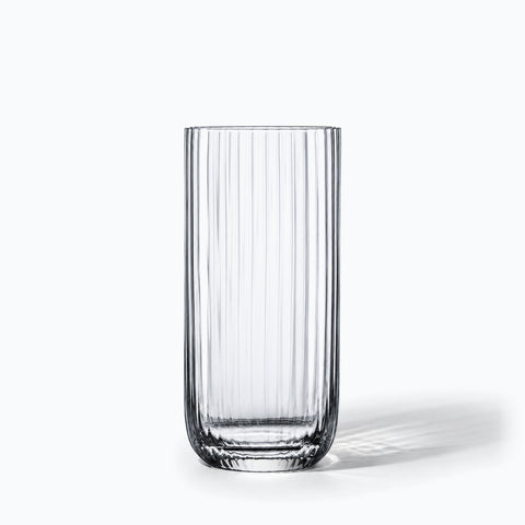 Verre long drink cannelé Arpeggio seul sur fond blanc, fines cannelures verticales, ombre portée