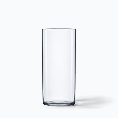 Verre long drink Aplomb en cristal, seul sur fond blanc avec son ombre portée