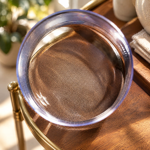 Gros plan sur la base épaisse du verre long drink Aplomb vue du dessus, anneaux concentriques et reflets bleu-violet