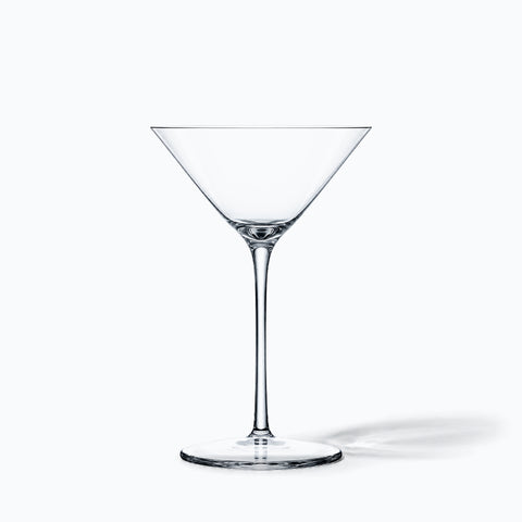 Verre martini cristal Diapason transparent, seul sur fond blanc avec ombre portée