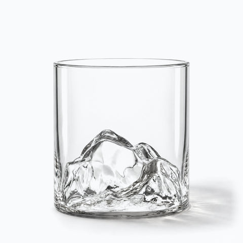 Verre à Whisky Montagne, avec son ombre portée, sur fond blanc