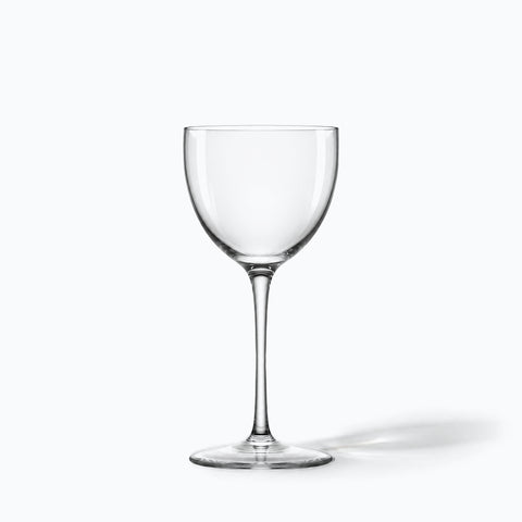 Verre Nick and Nora Ogive seul sur fond blanc, avec son ombre portée