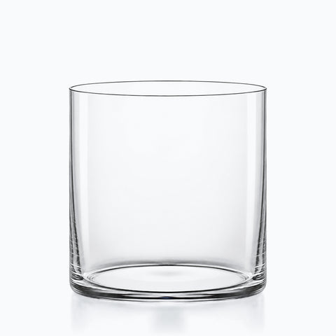 Verre old fashioned cristal vu de face sur fond blanc : cylindre transparent à paroi droite, bord coupé net et fond épais