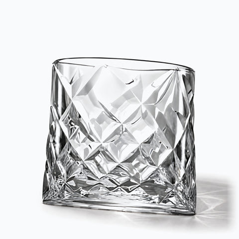 Verre à Whisky Penché, avec son ombre portée, sur fond blanc