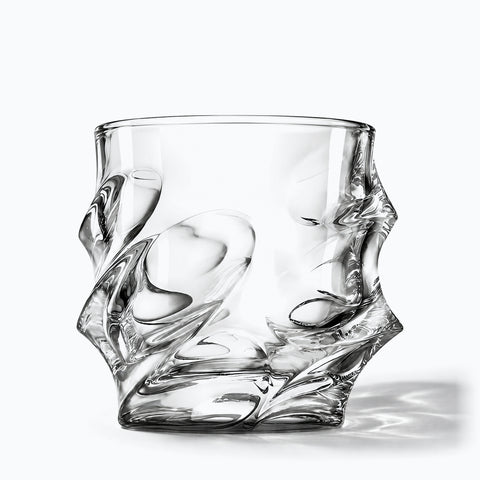 Verre Scotch Whisky, avec son ombre portée, sur fond blanc